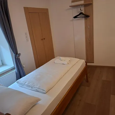 Familie Hollerer Am Fusse Des Rennfeldes Apartment